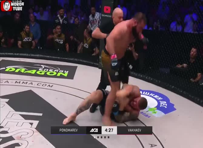 Video :Ponomarev fractures his leg in 40 seconds at ACA 161 - shocking